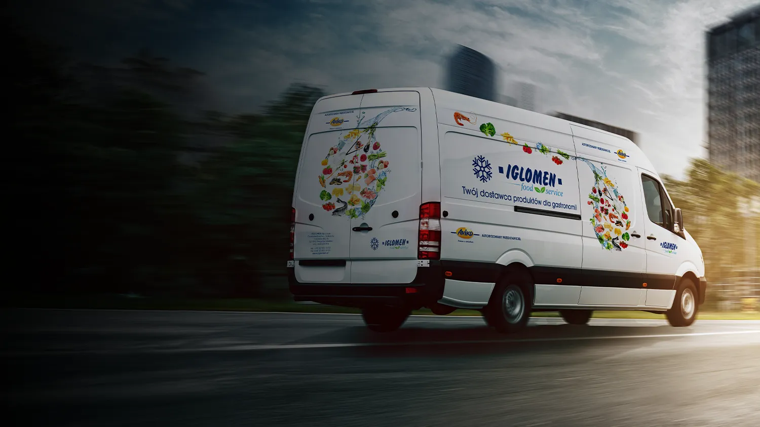 Samochód dostawczy IGLOMEN Food Service podczas transportu produktów dla gastronomii