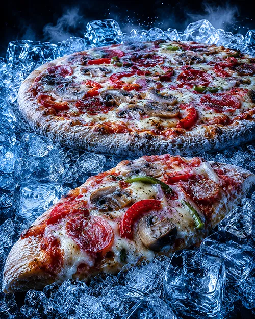 Pizza mrożona ułożona na lodzie w ofercie dystrybucji żywności mrożonej IGLOMEN